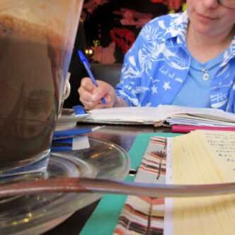 Jeudi 17 juillet 2025 <strong>Atelier d'écriture</strong> 10h au bar BariKade
